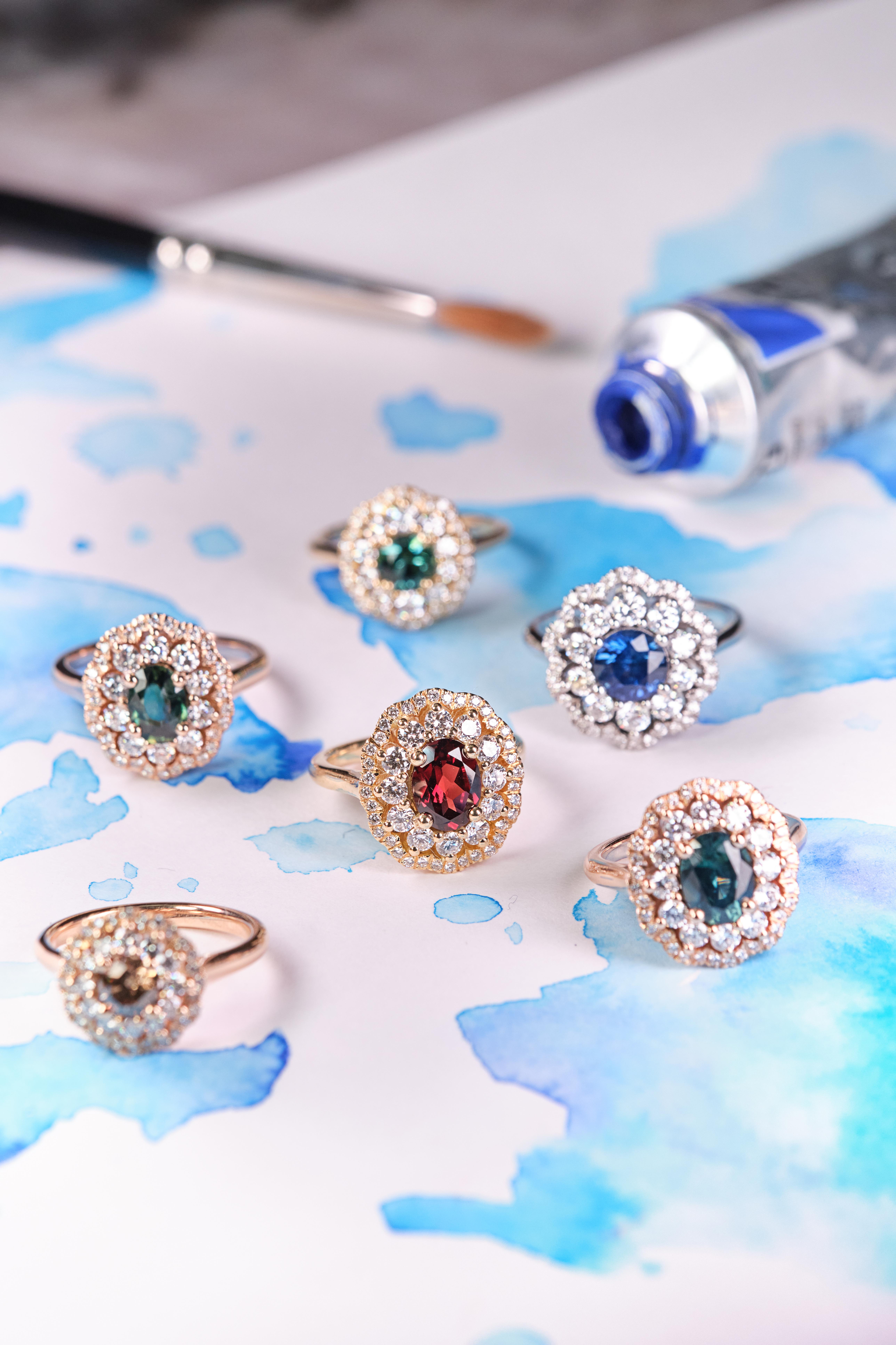 visuel de bagues posées sur des taches de peinture bleues